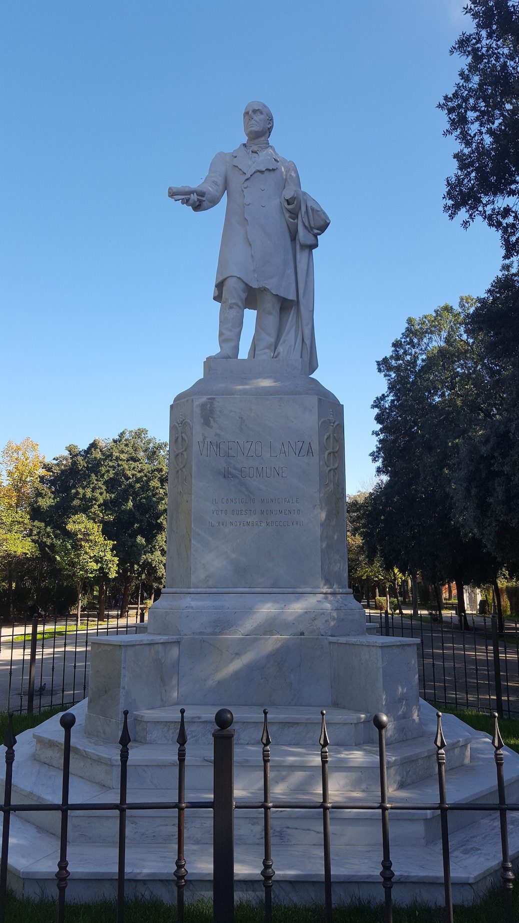 Vincenzo Lanza's statue, Foggia (1).jpg